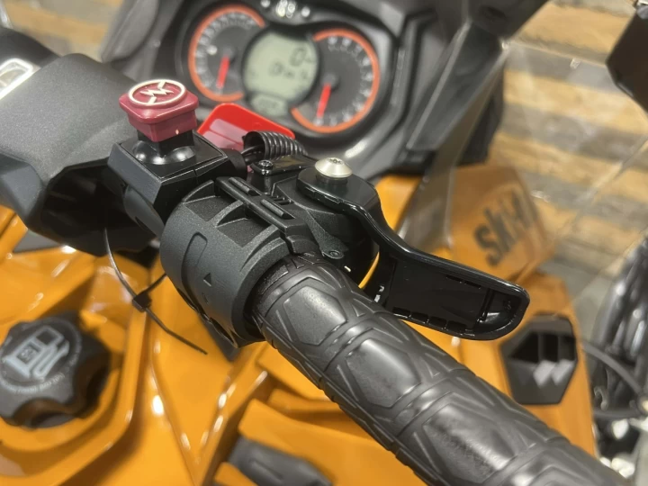 2018 BRP SKI-DOO GRAND TOURING S.E 1200 EFI 4-TEC 137'' + SUSPENSION A AIR + SEULEMENT 6935 KM + RARE & A1 