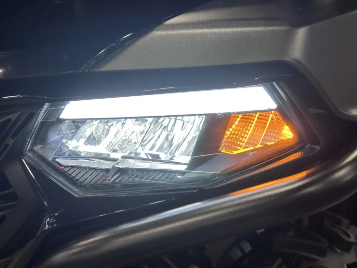 2025 CF MOTO C-FORCE 600 EFI TOURING + EPS + 4WD + SEULEMENT 136 KM + GARANTIE 2030 + RARE & IMPECCABLE A1 