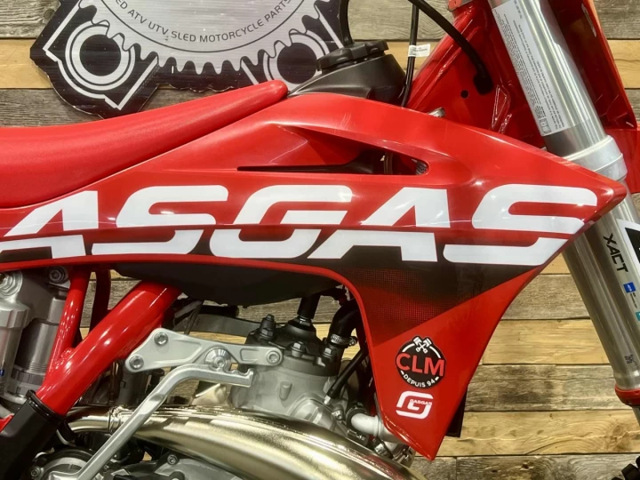 2023 GASGAS MC 250 + 2 TEMPS + SEULEMENT 3.8 HEURES + MX-MOTORCROSS + RARE & IMPECABLE A1 