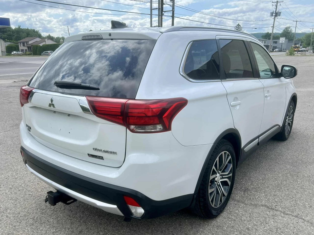 2017 MITSUBISHI OUTLANDER E.S AWD/4X4 + 7 PASSAGERS + CUIR + TOUTE ÉQUIPÉE + A1  Image principale