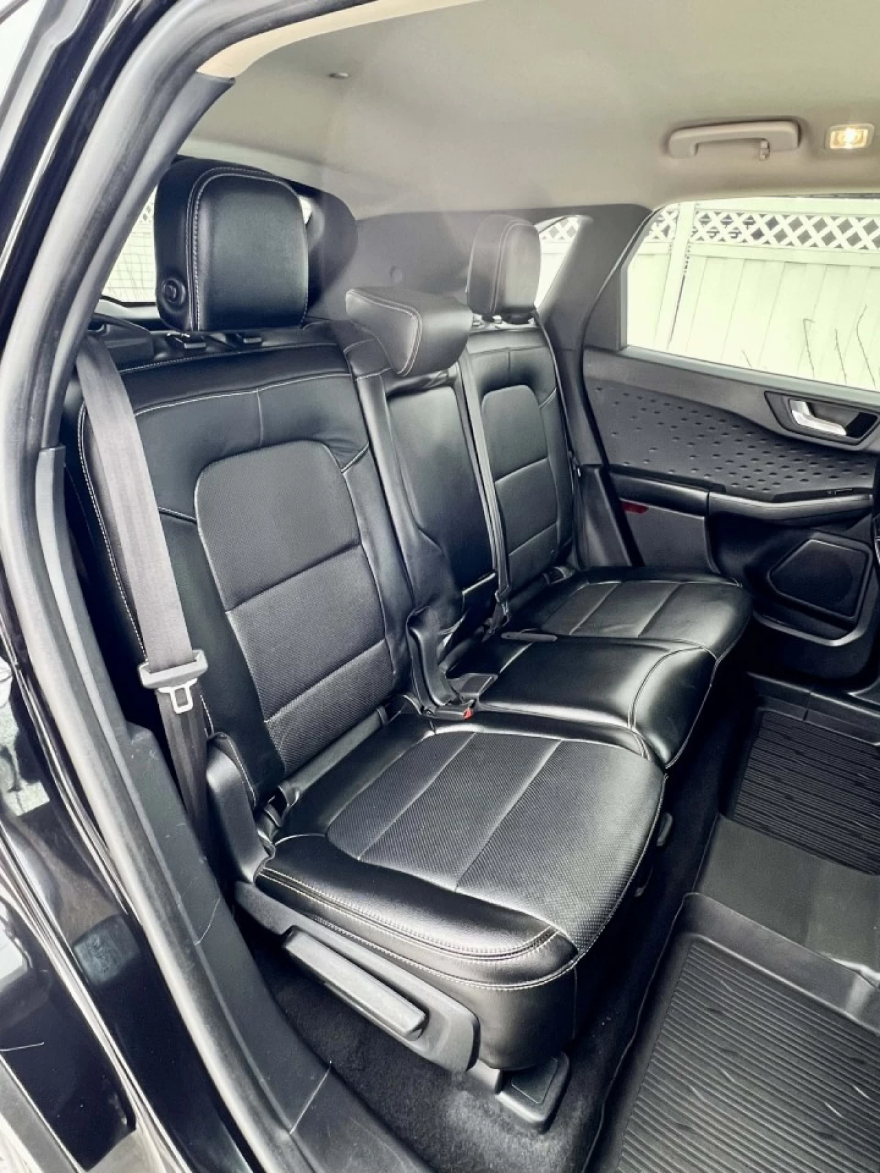 2020 FORD ESCAPE TITANIUM HYBRIDE AWD + 91150 KM + MODELE LUXUEUX & TOUTE ÉQUIPÉE  Image principale