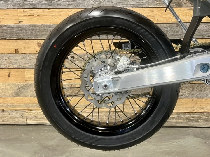 2026 STARK FUTURE VARG SM - SUPERMOTO 100% VE - ELECTRIQUE + MOTO LEGALE SUR ROUTE + 60 H.P @ 80 H.P + GARANTIE DE 2 ANS + RARE 