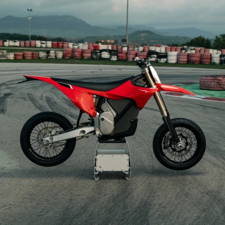 2026 STARK FUTURE VARG SM - SUPERMOTO 100% VE - ELECTRIQUE + MOTO LEGALE SUR ROUTE + 60 H.P @ 80 H.P + GARANTIE DE 2 ANS + RARE 