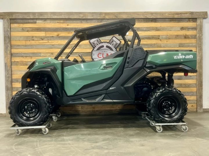 2025 BRP CAN-AM COMMANDER 700 EFI + 4X4 + DPS + BAS KM + 2 X EN INVEMTAIRE 