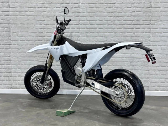STARK FUTURE VARG SM = SUPERMOTARD 60HP @ 80 HP + 100% VE MOTO ÉLECTRIQUE LÉGALE SUR ROUTE + NEUF + GARANTIE 2 ANS  2026