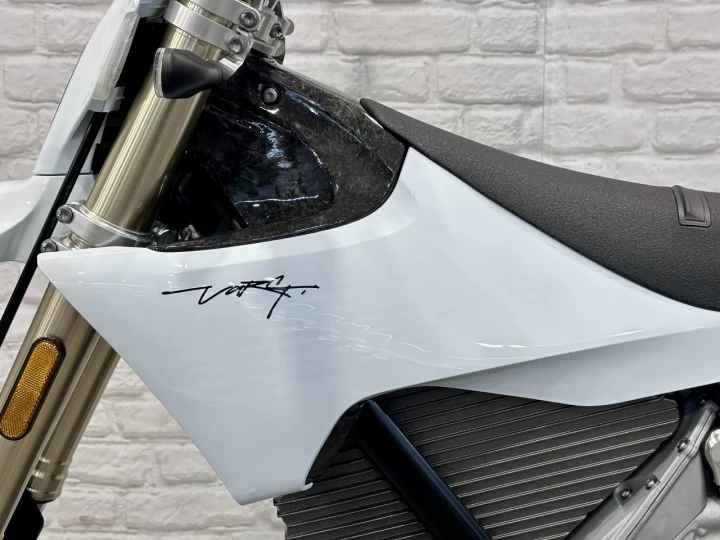 2026 STARK FUTURE VARG SM = SUPERMOTARD 60HP @ 80 HP + 100% VE MOTO ÉLECTRIQUE LÉGALE SUR ROUTE + NEUF + GARANTIE 2 ANS 