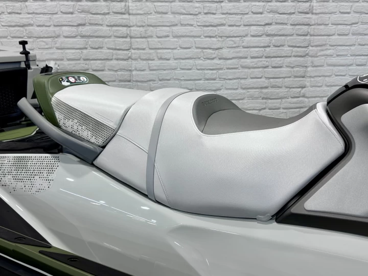 2025 BRP SEA-DOO FISHPRO APEX EDITION 300 HP + IBR + VTS + IDF + GPS + AUDIO + TECH PKG + COOLER + 3 PASSAGERS + 4 HR + RARE & A1 