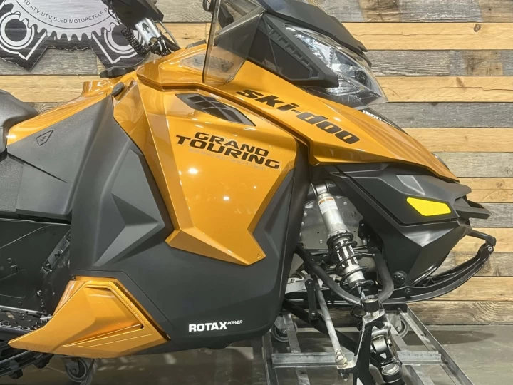 2018 BRP SKI-DOO GRAND TOURING S.E 1200 EFI 4-TEC 137'' + SUSPENSION A AIR + SEULEMENT 6935 KM + RARE & A1 