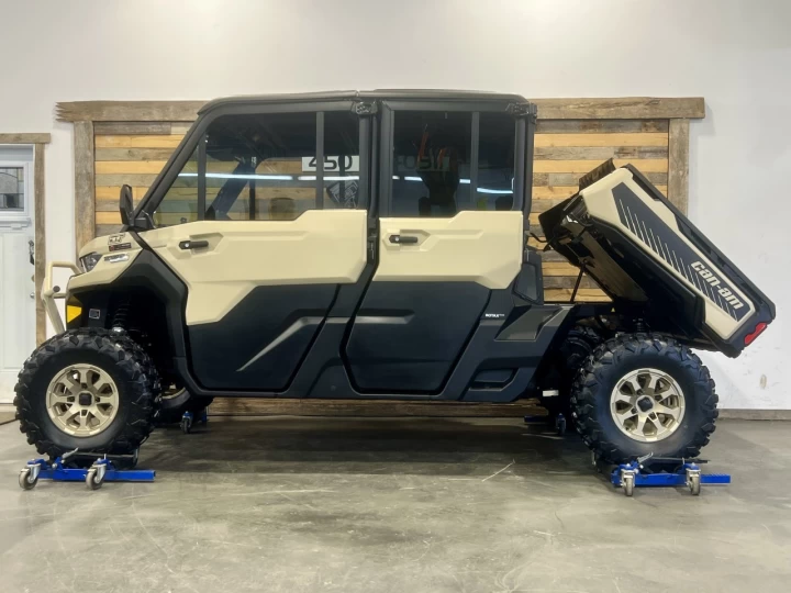 2025 BRP CAN-AM DEFENDER MAX CREW HD-10 LIMITED + 4WD + DPS + 650 KM SEULEMENT + 6 PASSAGERS + TOUTE ÉQUIPÉE+ RARE & A1 