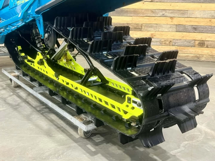 2020 BRP SKI-DOO SUMMIT X 850 E-TEC SHOT 165'' + SEULEMENT 2328 KM + PONT NEUF 0 KM + CONDITION A1 