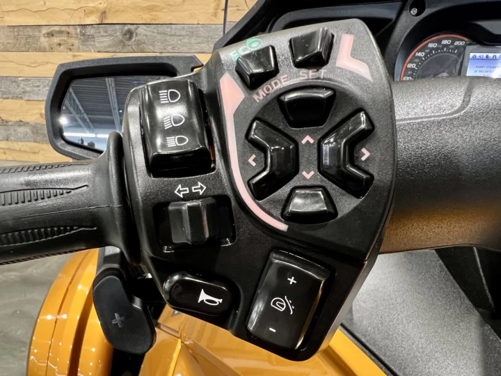 2024 BRP CAN-AM SPYDER RT-S SE-6 (SEMI-AUTOMATIQUE) + ROTAX 1330 EFI + SEULEMENT 38579 KM + RARE & A1 
