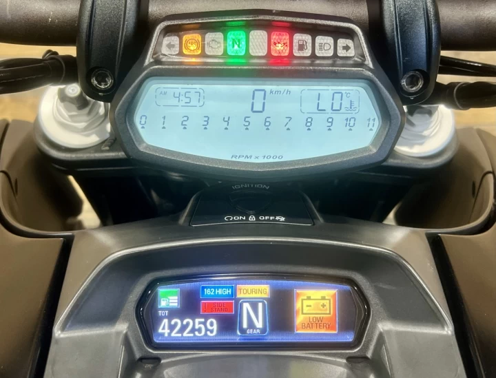 2017 DUCATI DIAVEL 1198 EFI + EDITION DARK + 42259  KM + PNEU 240 mm ARRIERE NEUF 0 KM + RARE & CONDITION A1 