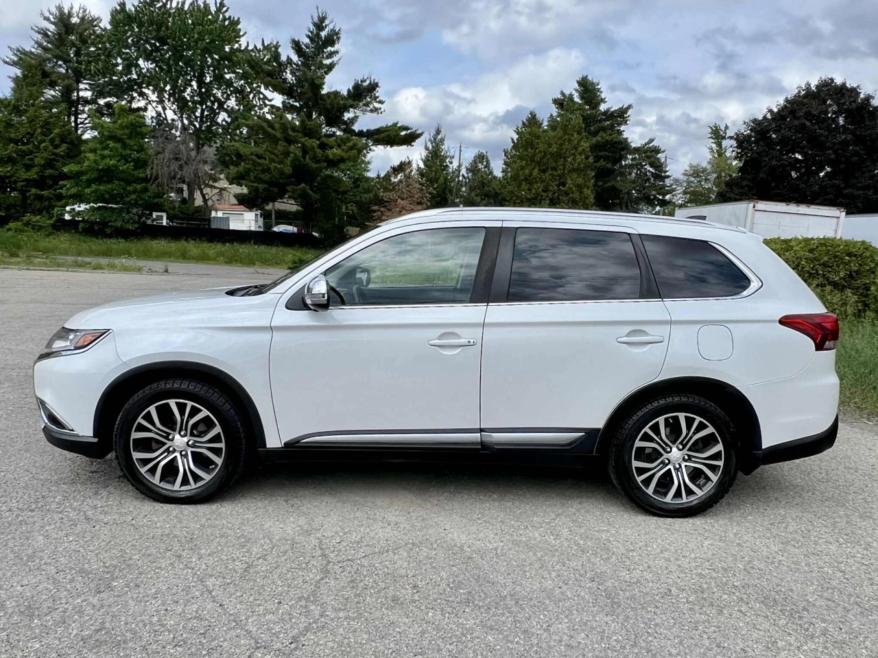 2017 MITSUBISHI OUTLANDER E.S AWD/4X4 + 7 PASSAGERS + CUIR + TOUTE ÉQUIPÉE + A1  Image principale