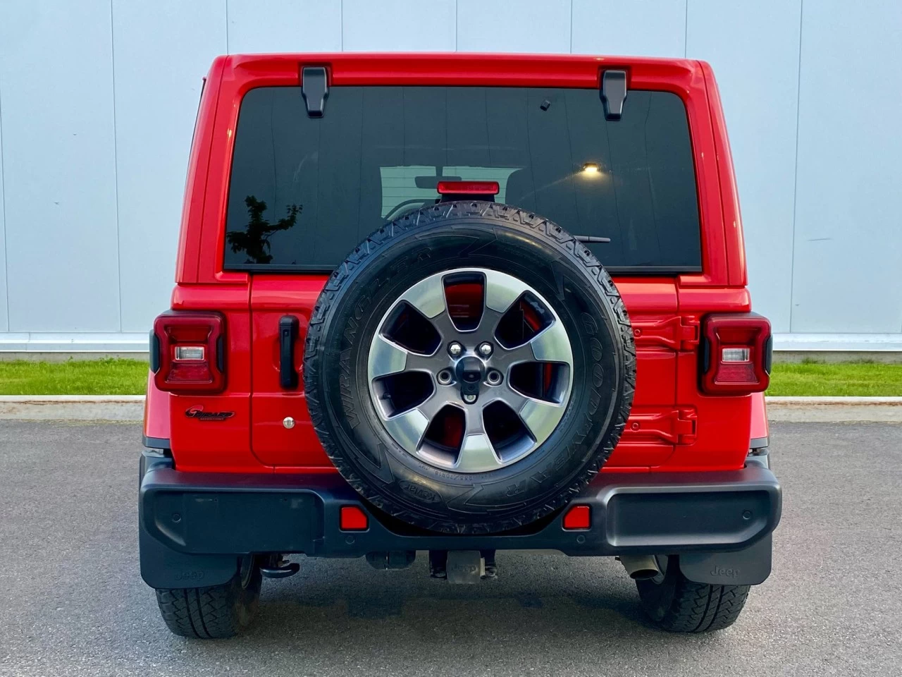 2019 JEEP WRANGLER UNLIMITED EDITION SAHARA 4X4 + TOIT ELECTRIQUE SKY + INYERIEUR CUIR +COULEUR RARE  Image principale
