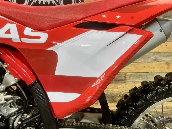 2024 GASGAS MC 450F EFI + 4 TEMPS + MX-MOTOCROSS + SEULEMENT 50 HR + KIT GRAPHIQUE CUSTOM NEUF 