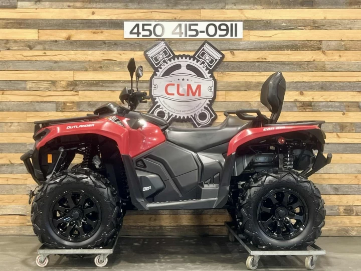 2023 BRP CAN-AM OUTLANDER MAX 700 XT EFI + DPS + 4X4 + 742 KM SEULEMENT + TREUIL + MAGS 