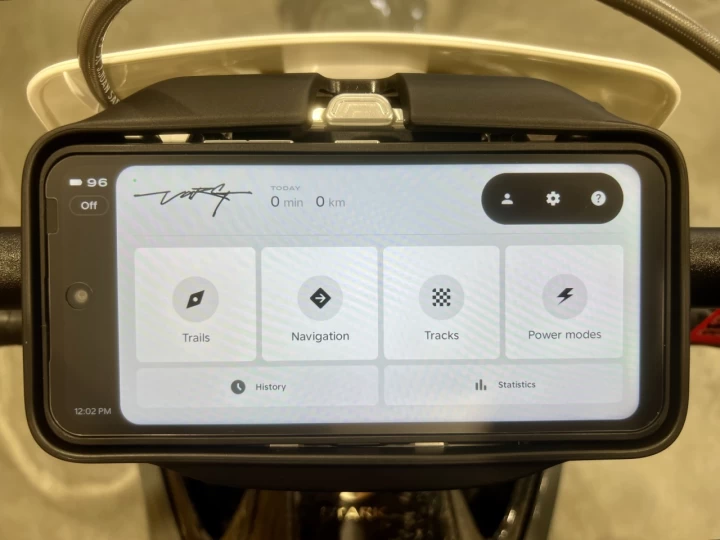 2026 STARK FUTURE VARG SM - SUPERMOTO 100% VE - ELECTRIQUE + MOTO LEGALE SUR ROUTE + 60 H.P @ 80 H.P + GARANTIE DE 2 ANS + RARE 