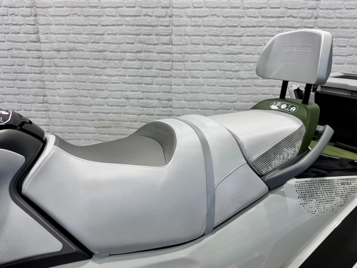 2025 BRP SEA-DOO FISHPRO APEX EDITION 300 HP + IBR + VTS + IDF + GPS + AUDIO + TECH PKG + COOLER + 3 PASSAGERS + 4 HR + RARE & A1 