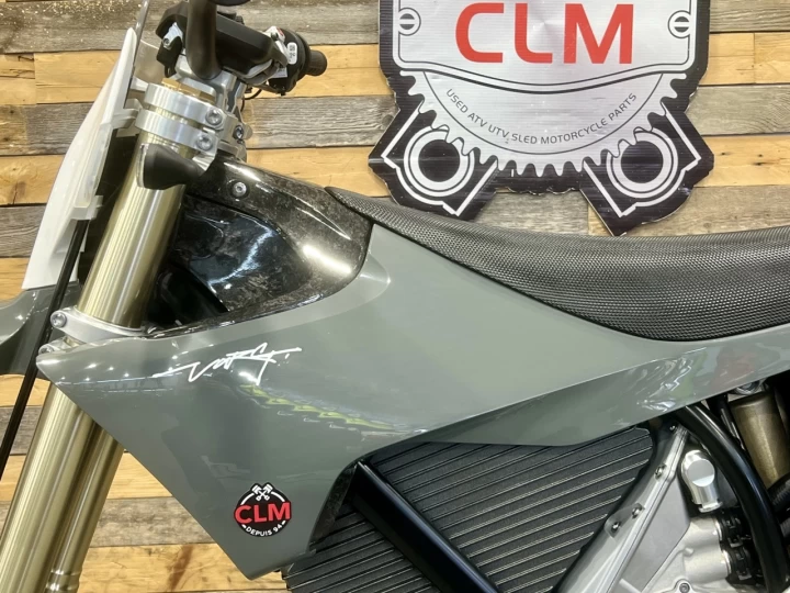 2026 STARK FUTURE VARG SM - SUPERMOTO 100% VE - ELECTRIQUE + MOTO LEGALE SUR ROUTE + 60 H.P @ 80 H.P + GARANTIE DE 2 ANS + RARE 