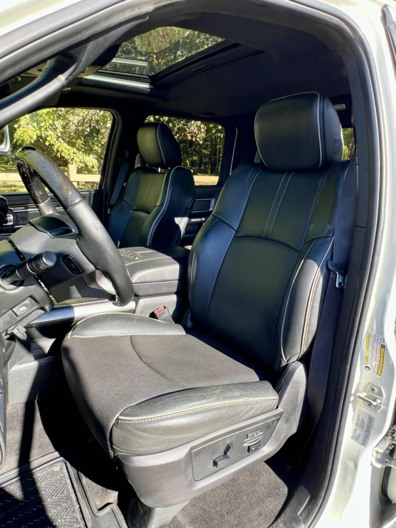 2017 RAM 3500 VERSION LIMITED + CUMMINS 6.7L TURBO DIESEL + CREW CAB + DRW 6 ROUES + TOUTE ÉQUIPÉE + RARE & A1  Main Image