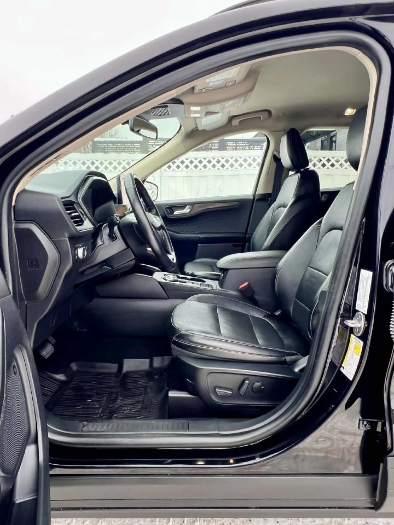 2020 FORD ESCAPE TITANIUM HYBRIDE AWD + 91150 KM + MODELE LUXUEUX & TOUTE ÉQUIPÉE  Image principale