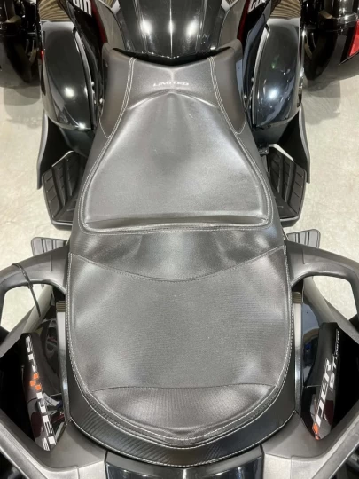 2015 BRP CAN-AM SPYDER ST LIMITED SE-5 (SEMI-AUTOMATIQUE) + BAS KM 26699 KM + GPS + RADIO + SACCOCHE + COULEUR RARE & A1 