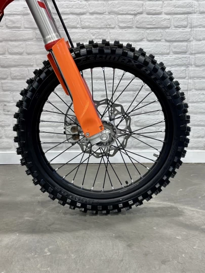 2025 KTM 250 XC-F EFI + 4 TEMPS + SEULEMENT 32 HR + IMPECCABLE & COMME NEUF A1 
