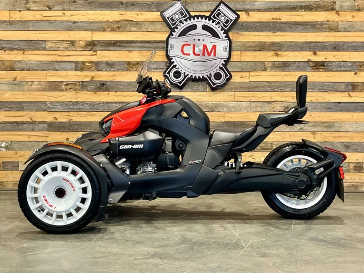 2022 BRP CAN-AM RYKER RALLY 900 + BANC PASSAGER & DOSSIER + PARE-BRISE + AKRAPOVIC + 4385 KM 