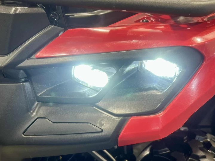 2023 BRP CAN-AM OUTLANDER MAX 700 XT EFI + DPS + 4X4 + 742 KM SEULEMENT + TREUIL + MAGS 
