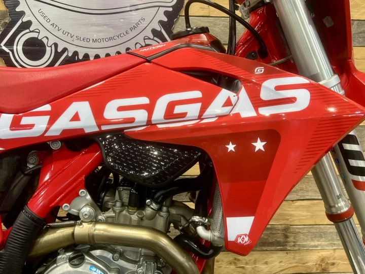2024 GASGAS MC 450F EFI+ SEULEMENT 50 HR + KIT GRAPHIQUE CUSTON NEUF + RARE $ CONDITION A1 