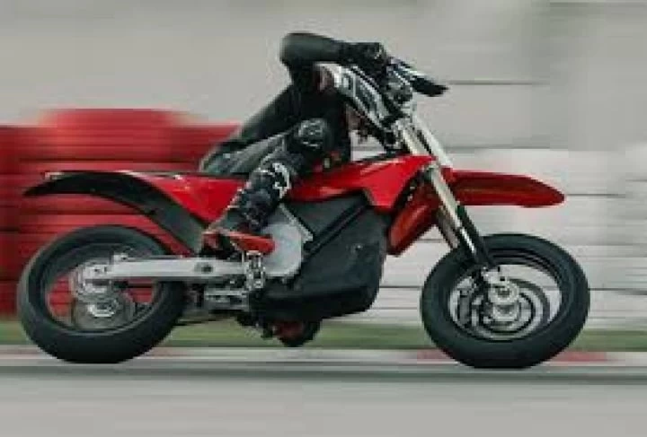 2026 STARK FUTURE VARG SM - SUPERMOTO 100% VE - ELECTRIQUE LEGALE SUR LA ROUTE+ 60 H.P @ 80 H.P + GARANTIE 2 ANS 