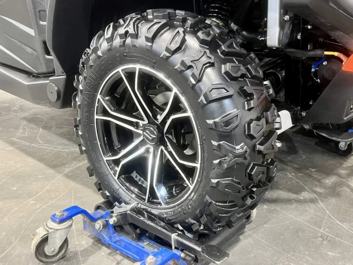 2023 CF MOTO U-FORCE 800 LX EFI + 4X4 + EPS + SEULEMENT 1296 KM + GARANTIE MAI 2028 + CONDITION A1 