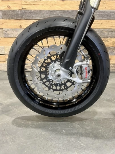 2026 STARK FUTURE VARG SM - SUPERMOTO 100% VE - ELECTRIQUE + MOTO LEGALE SUR ROUTE + 60 H.P @ 80 H.P + GARANTIE DE 2 ANS + RARE 