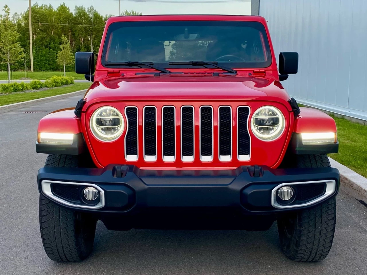 2019 JEEP WRANGLER UNLIMITED EDITION SAHARA 4X4 + TOIT ELECTRIQUE SKY + INYERIEUR CUIR +COULEUR RARE  Image principale