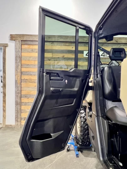 2025 BRP CAN-AM DEFENDER MAX CREW HD-10 LIMITED + 4WD + DPS + 650 KM SEULEMENT + 6 PASSAGERS + TOUTE ÉQUIPÉE+ RARE & A1 