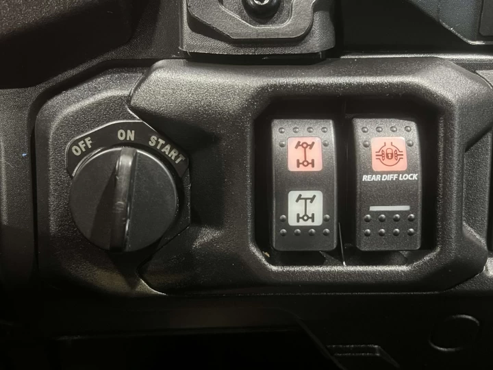 2024 BRP CAN-AM DEFENDER CAB HD-9 EFI + 4X4 + D.P.S + SEULEMENT 6972 KM + RARE & CONDITION A1 