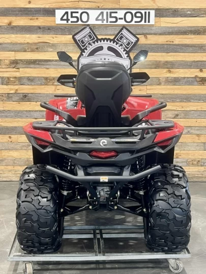2023 BRP CAN-AM OUTLANDER MAX 700 XT EFI + DPS + 4X4 + 742 KM SEULEMENT + TREUIL + MAGS 