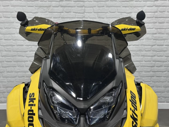 2025 BRP SKI-DOO RENEGADE X-RS 900 TURBO ''R'' 180 H.P + REV GEN5 + 10714 KM + COULEUR RARE & A1 