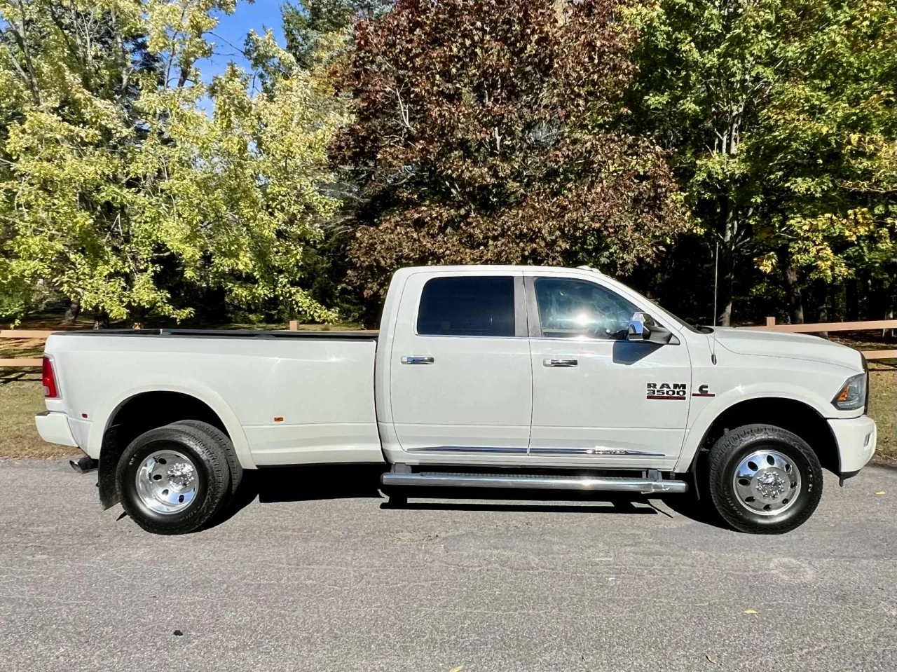 2017 RAM 3500 VERSION LIMITED + CUMMINS 6.7L TURBO DIESEL + CREW CAB + DRW 6 ROUES + TOUTE ÉQUIPÉE + RARE & A1  Main Image