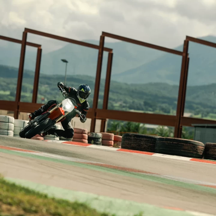 2026 STARK FUTURE VARG SM - SUPERMOTARD + LEGALE SUR LA ROUTE + 60 HP @ 80 HP + 2 ANS DE GARANTIE + QUANTITÉ LIMITÉE 