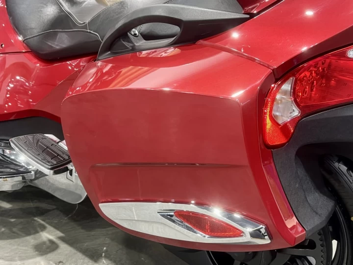 2015 BRP CAN-AM SPYDER RT LIMITED SE-6 (SEMI-AUTOMATIQUE) + ROTAX 1330 cc ACE + SEULEMENT 41302 KM + TOUTE ÉQUPÉE 