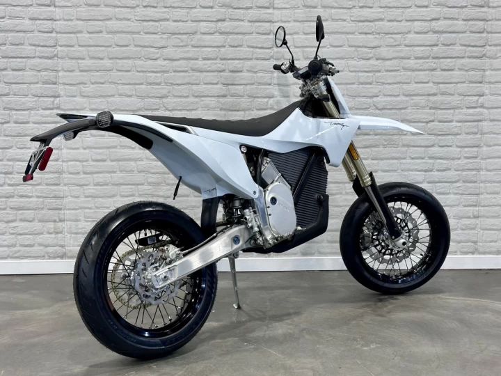 2026 STARK FUTURE VARG SM = SUPERMOTARD 60HP @ 80 HP + 100% VE MOTO ÉLECTRIQUE LÉGALE SUR ROUTE + NEUF + GARANTIE 2 ANS 