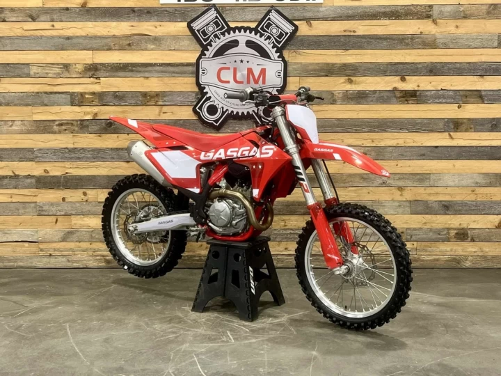 2024 GASGAS MC 450F EFI+ SEULEMENT 50 HR + KIT GRAPHIQUE CUSTON NEUF + RARE $ CONDITION A1 