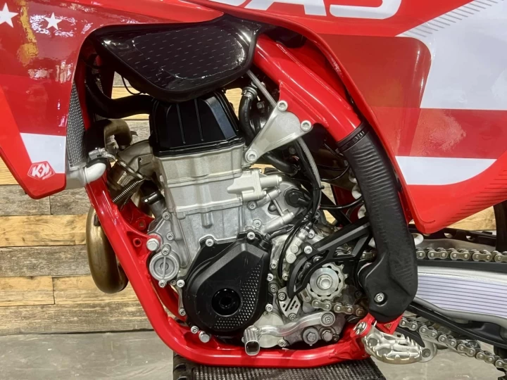 2024 GASGAS MC 450F EFI + 4 TEMPS + MX-MOTOCROSS + SEULEMENT 50 HR + KIT GRAPHIQUE CUSTOM NEUF 
