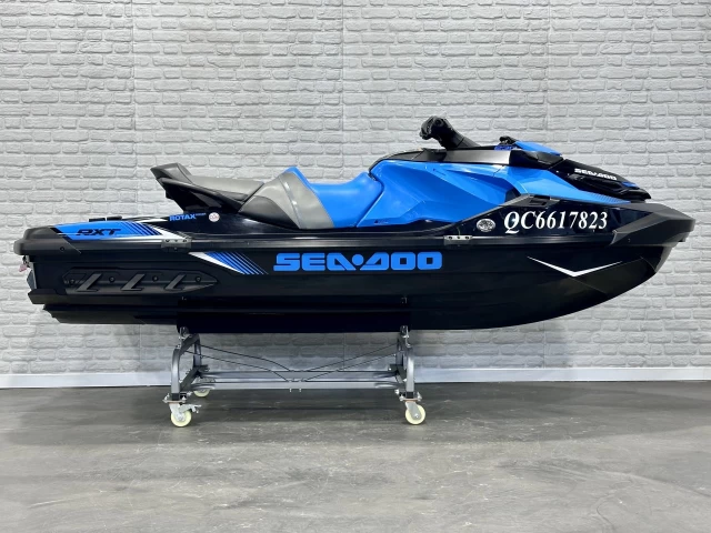 BRP SEA-DOO RXT 230 HP + IBR + VTS + 3 PASSAGERS + 131 HR SEULEMENT + RARE & A1  2019