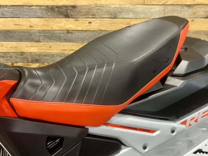 2019 BRP SKI-DOO RENEGADE X 850 E-TEC EFI 137'' + REV GEN4 + 15609 KM + COULEUR RARE & A1 