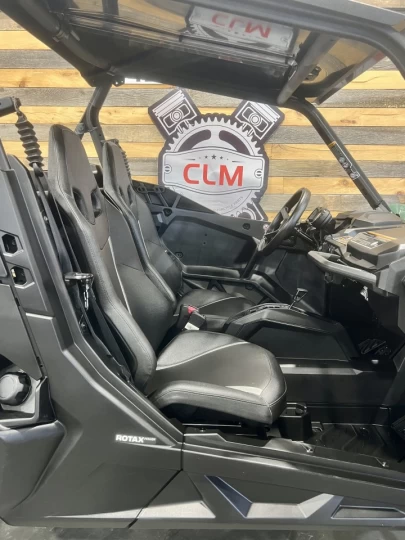 2025 BRP CAN-AM COMMANDER 700 EFI + 4X4 + DPS + MAGS & PNEUS NEUFS + SEULEMENT 2759 KM + RARE & CONDITION A1 