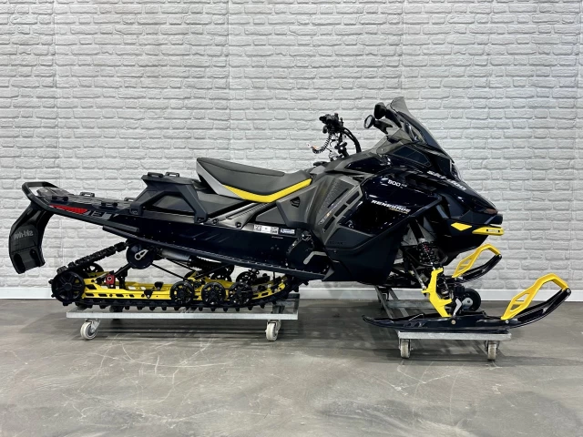 BRP SKI-DOO RENEDAGE ADRENALINE AVEC ENSEMBLE ENDURO 9AA cc ACE EFI 137'' + SEULEMENT 2951 KM + ECRAN 10'' + REV GEN5 + RARE & A1  2024