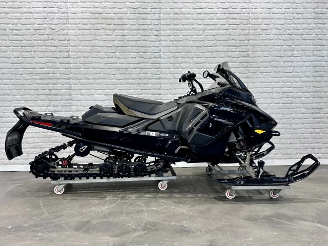 BRP SKI-DOO RENEGADE ADRENALINE AVEC ENSEMBLE ENDURO 900 ACE TURBO 130 H.P EFI I.T.C 137'' AIR RIDE + ECRAN 10'' + GPS + SEULEMENT 4831 KM + REV GEN5  2026