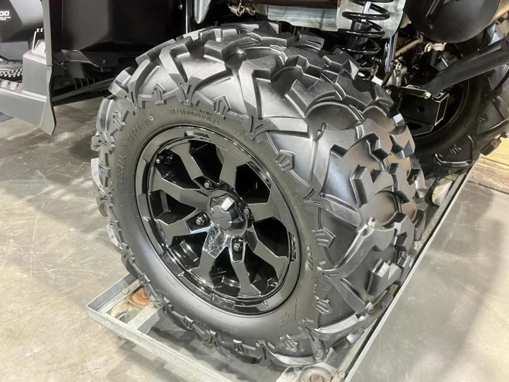 2023 BRP CAN-AM OUTLANDER MAX 700 XT EFI + DPS + 4X4 + 742 KM SEULEMENT + TREUIL + MAGS 